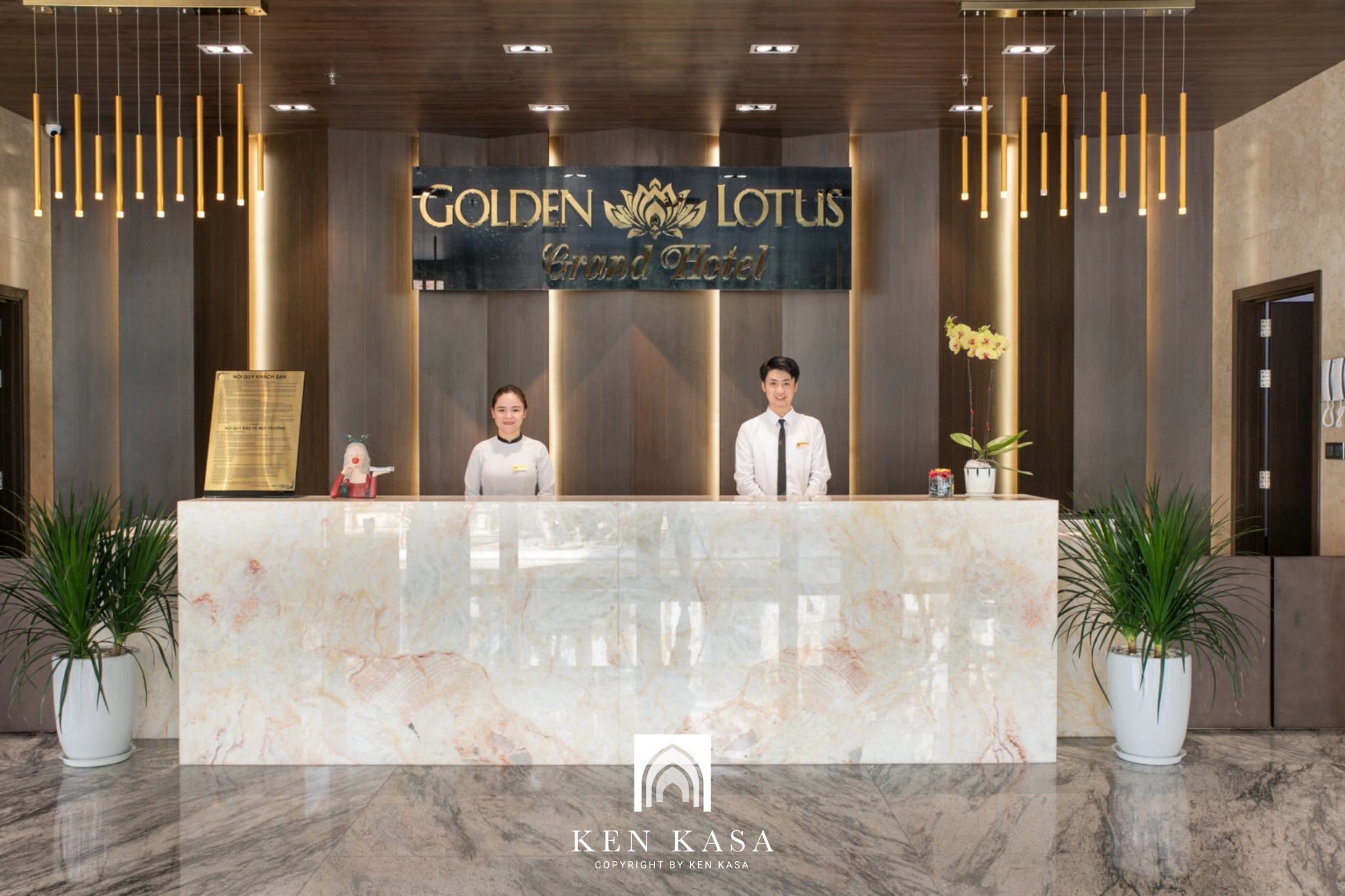 quầy lễ tân của Golden Lotus Grand Hotel